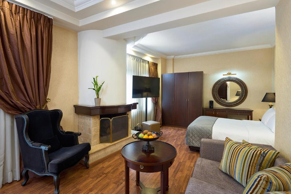 Postel nebo postele na pokoji v ubytování Olympus Mediterranean Boutique Hotel