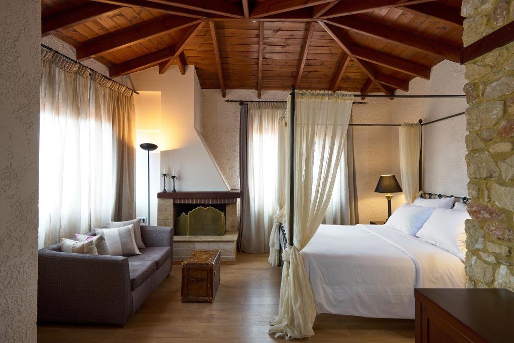 Postel nebo postele na pokoji v ubytování Olympus Mediterranean Boutique Hotel