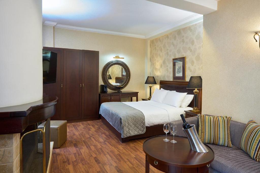 Postel nebo postele na pokoji v ubytování Olympus Mediterranean Boutique Hotel