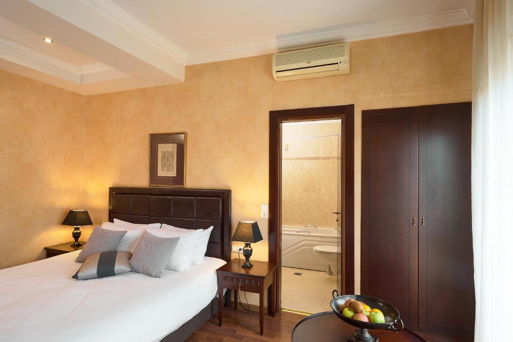 Postel nebo postele na pokoji v ubytování Olympus Mediterranean Boutique Hotel