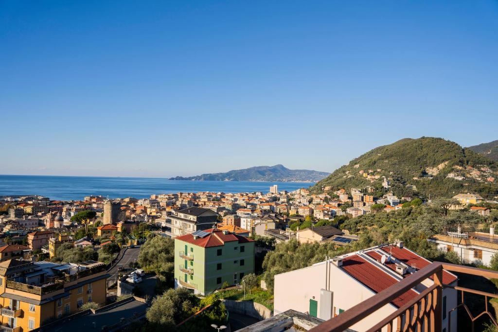 Vue sur une ville avec l'océan en arrière-plan dans l'établissement 093 - Casa Panorama, Vista Mare e Vista Portofino, 500 metri centro di Chiavari, POSTO AUTO GRATIS INCLUSO, à Chiavari