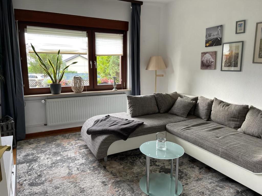 ein Wohnzimmer mit einem Sofa und einem Tisch in der Unterkunft Ferienhaus Cekic in Erlenbach am Main