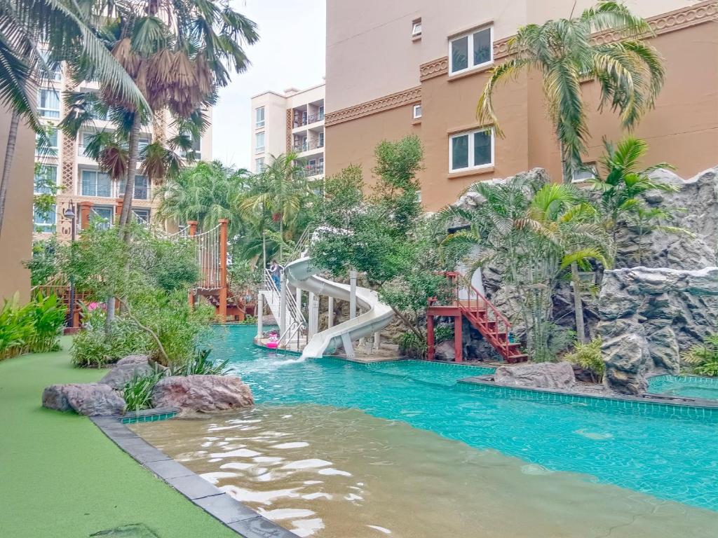 Bazén v ubytování Atlantis Condo Resort Pattaya nebo v jeho okolí