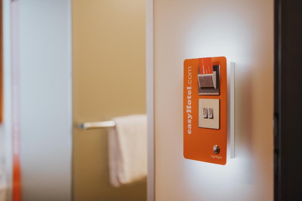 easyHotel Berlin Hackescher Markt - Resim 8