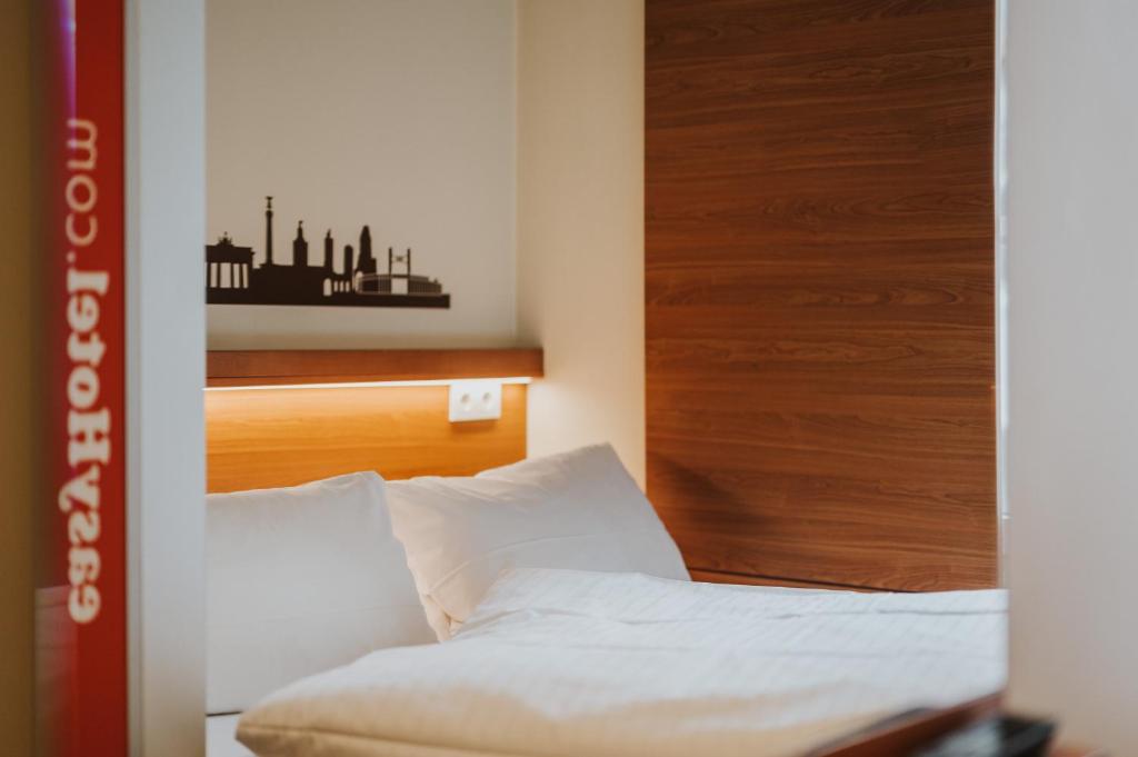 easyHotel Berlin Hackescher Markt - Resim 16