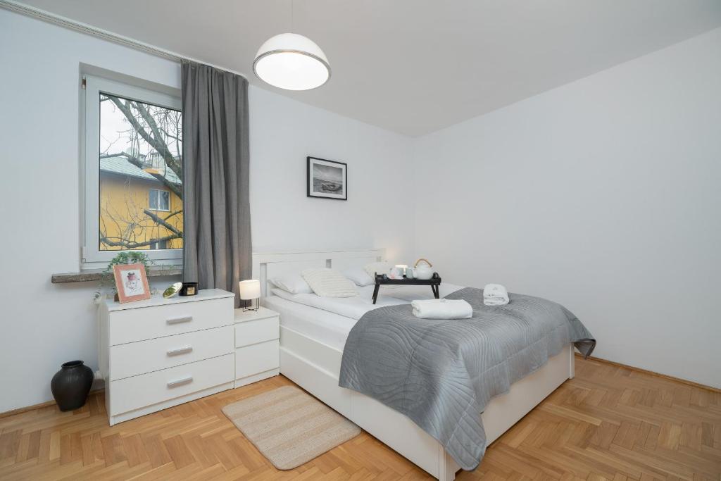 Postel nebo postele na pokoji v ubytování Józefińska Apartment with Balcony Cracow by Renters