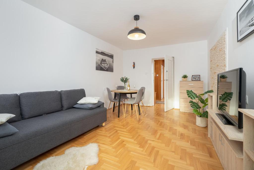 Televízia a/alebo spoločenská miestnosť v ubytovaní Józefińska Apartment with Balcony Cracow by Noclegi Renters