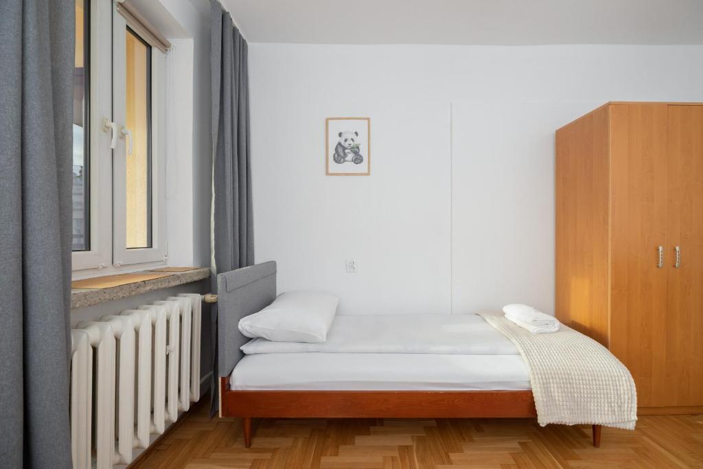 Posteľ alebo postele v izbe v ubytovaní Józefińska Apartment with Balcony Cracow by Noclegi Renters