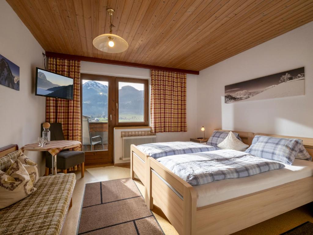 Postel nebo postele na pokoji v ubytování Landhaus Elfi