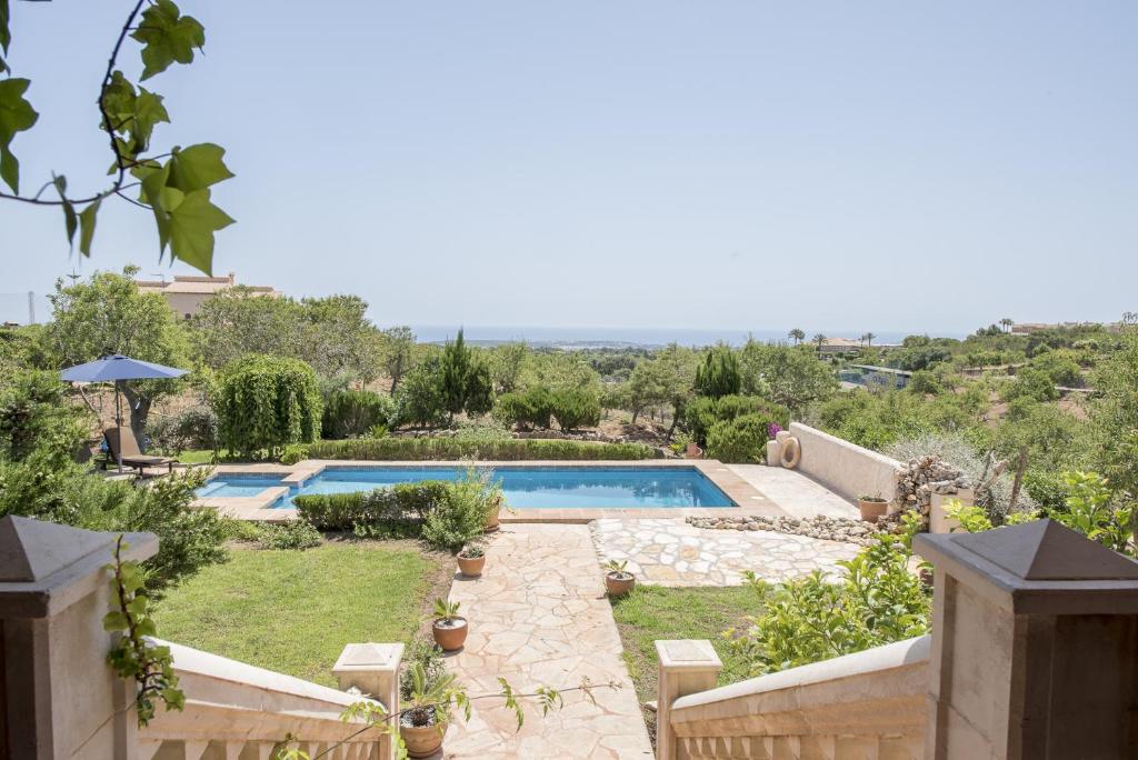 The swimming pool at or close to Finca Es Reguerons Petit