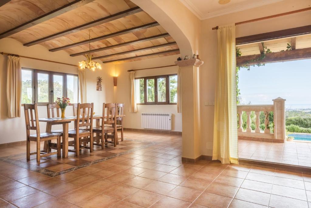 A balcony or terrace at Finca Es Reguerons Petit