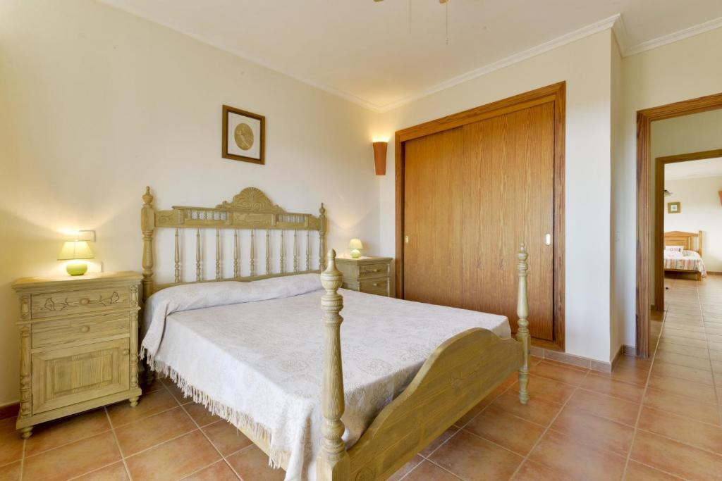 A bed or beds in a room at Finca Es Reguerons Petit