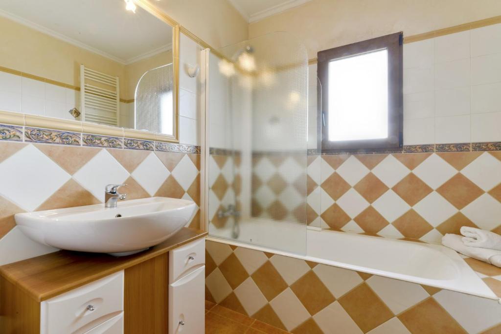 A bathroom at Finca Es Reguerons Petit