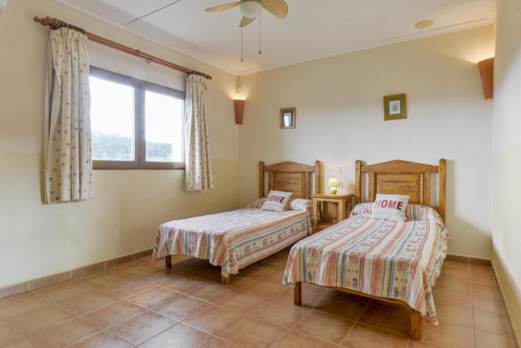 A bed or beds in a room at Finca Es Reguerons Petit