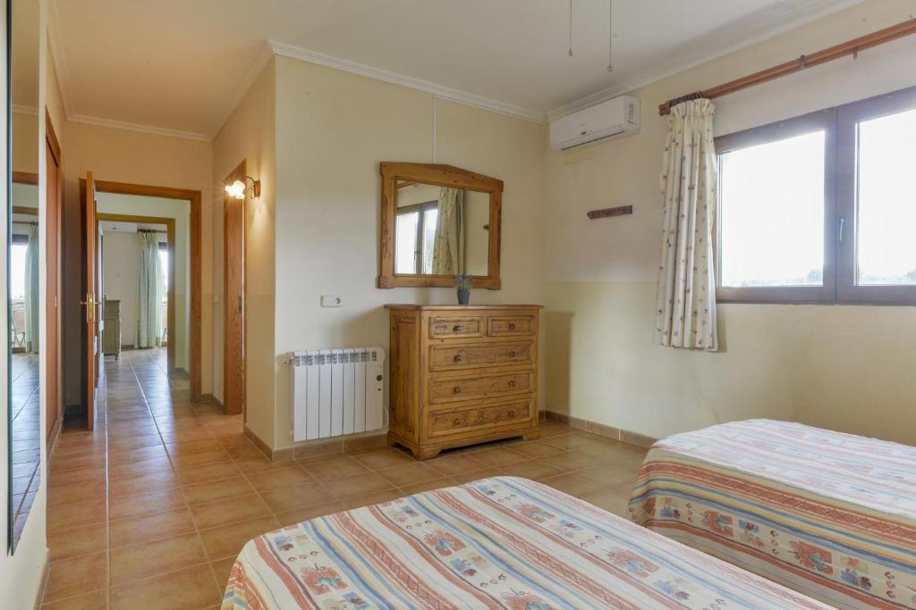 A bed or beds in a room at Finca Es Reguerons Petit