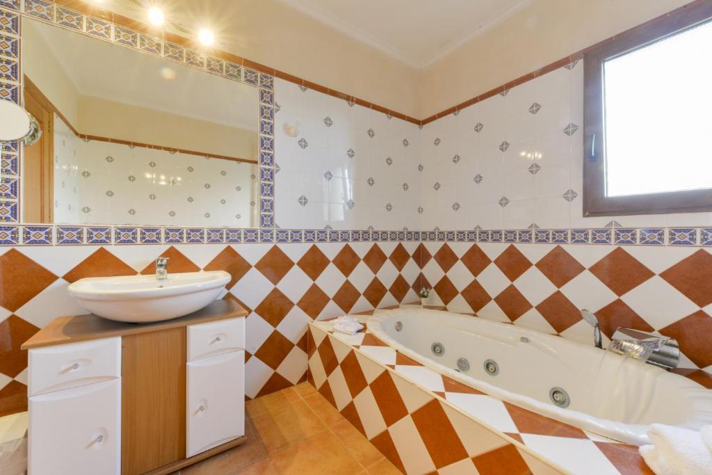 A bathroom at Finca Es Reguerons Petit