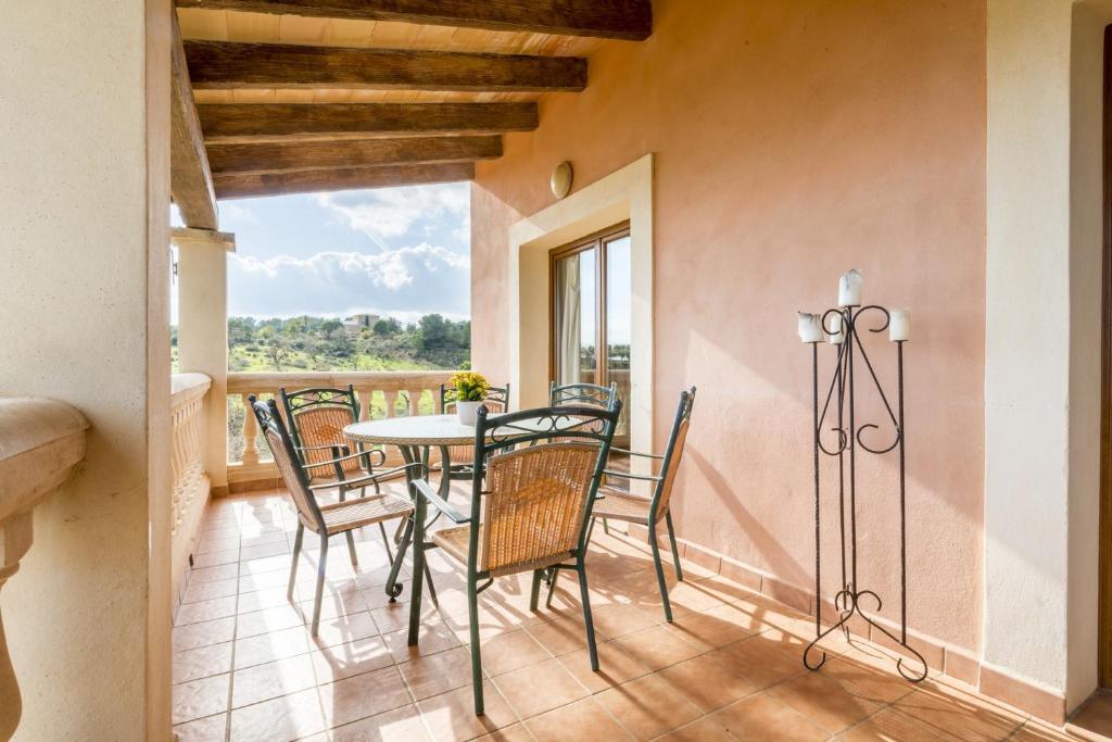 A balcony or terrace at Finca Es Reguerons Petit