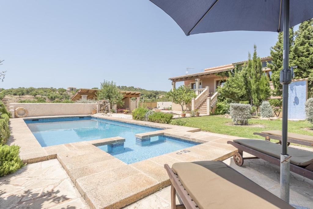 The swimming pool at or close to Finca Es Reguerons Petit