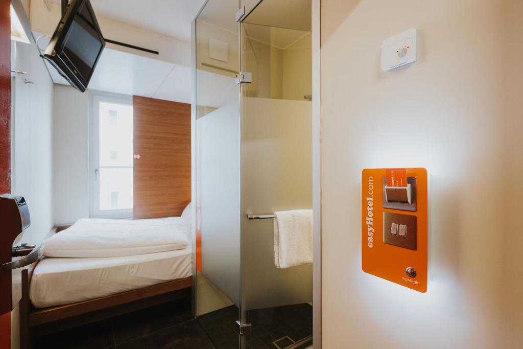 Postel nebo postele na pokoji v ubytování easyHotel Berlin Hackescher Markt