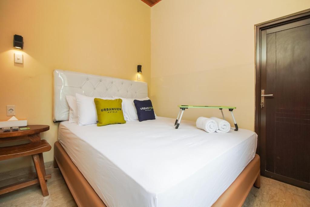Postel nebo postele na pokoji v ubytování Urbanview Hotel Cantee Halim Perdanakusuma by RedDoorz