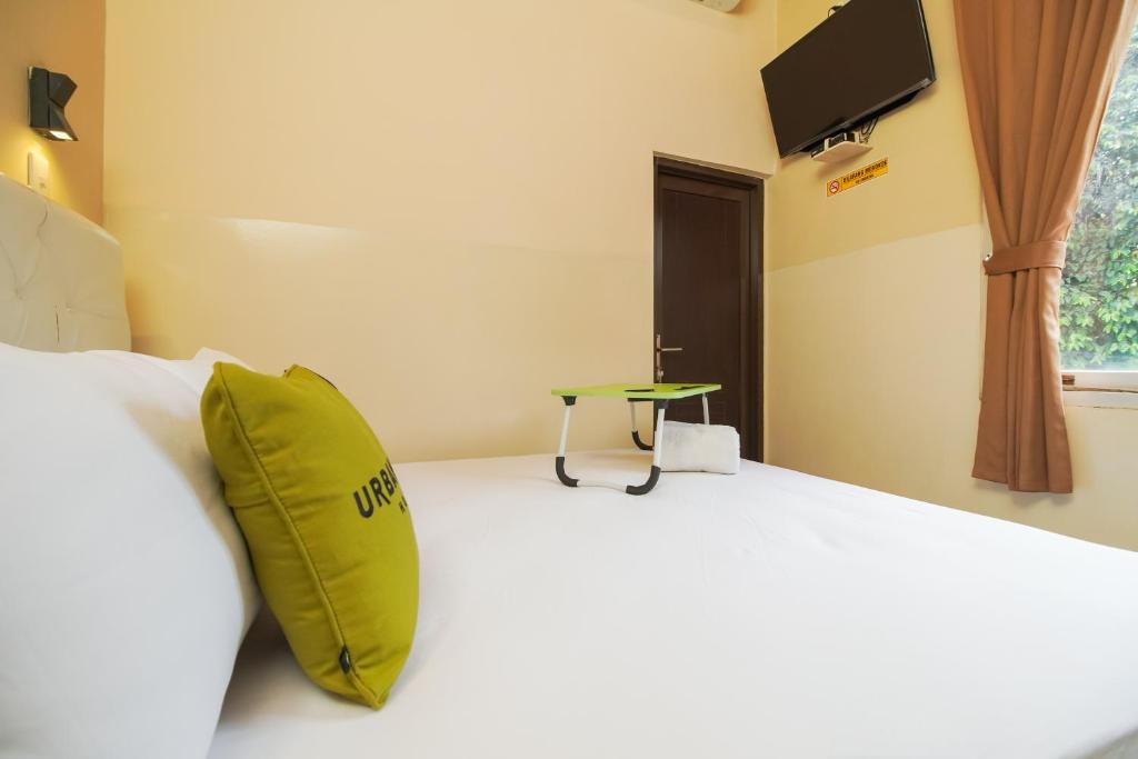 Postel nebo postele na pokoji v ubytování Urbanview Hotel Cantee Halim Perdanakusuma by RedDoorz