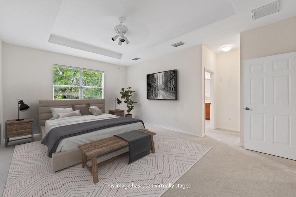 Vacation Home Modern Townhouse in Gated Community with lots of