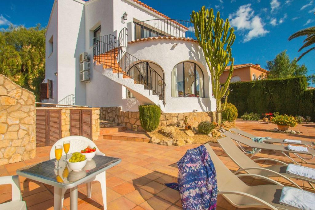 Willa z patio i domem w obiekcie Villa Tran - Plusholidays w mieście Calpe