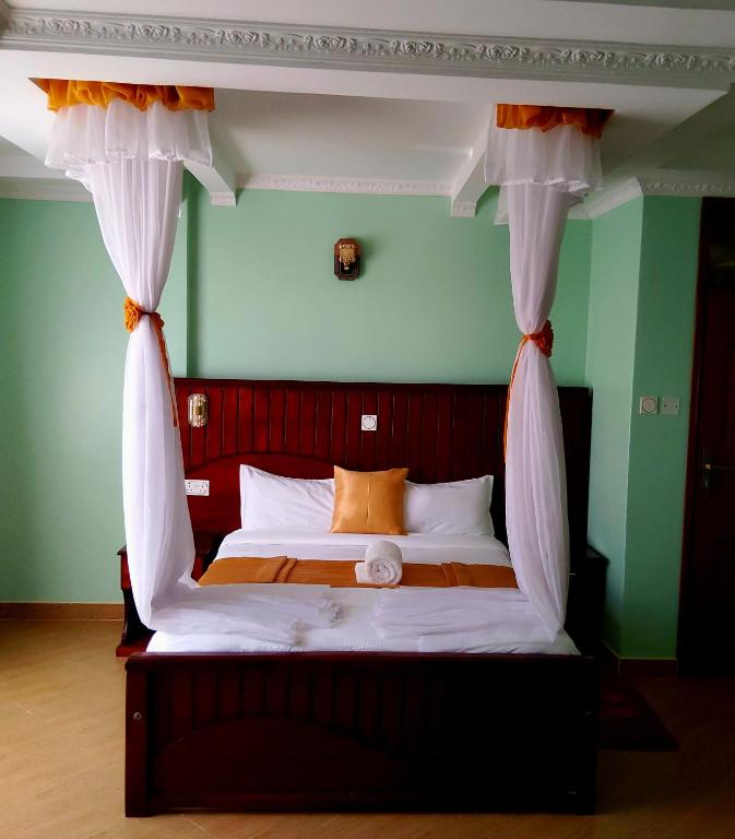 Postel nebo postele na pokoji v ubytování Monrovia Guest House