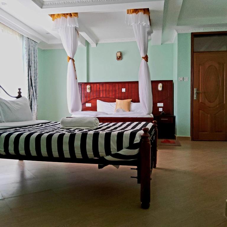 Postel nebo postele na pokoji v ubytování Monrovia Guest House