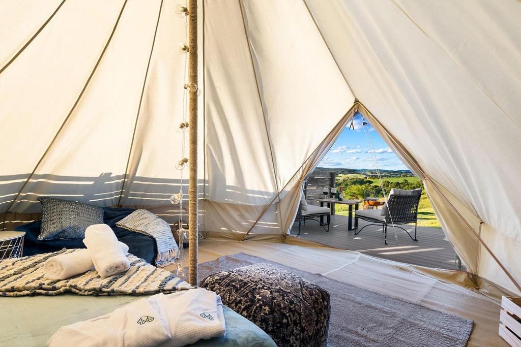 Tenda con 2 letti e patio con tavolo. di Cicada Luxury Camping a Kiama