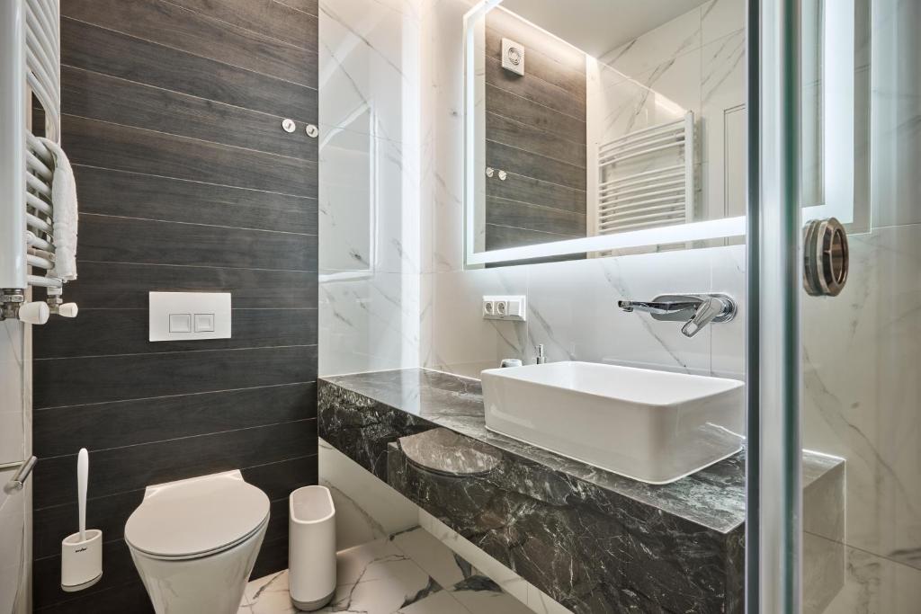 Koupelna v ubytování Olimp Hotel