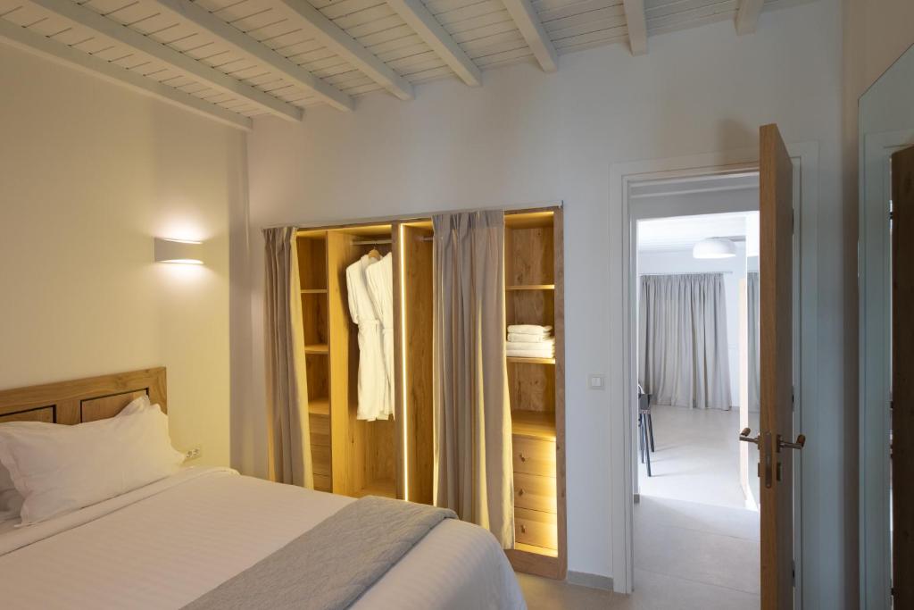 um quarto com uma cama e um closet em Edem Garden Residence by Estia em Platis Gialos, Mykonos