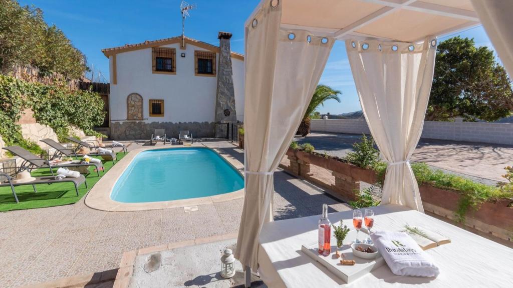 Almáchar的住宿－Casa Caribe Almáchar by Ruralidays，一个带游泳池和庭院的别墅