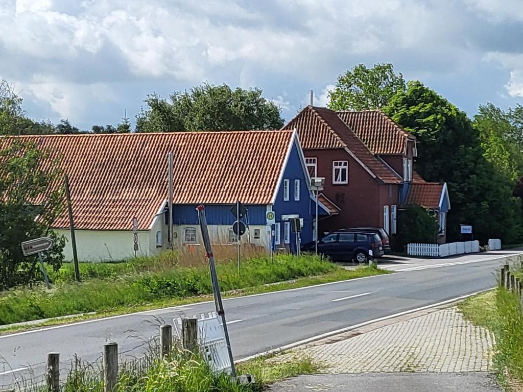 uma casa ao lado de uma estrada em Urlaub im blauen Haus em Sehestedt