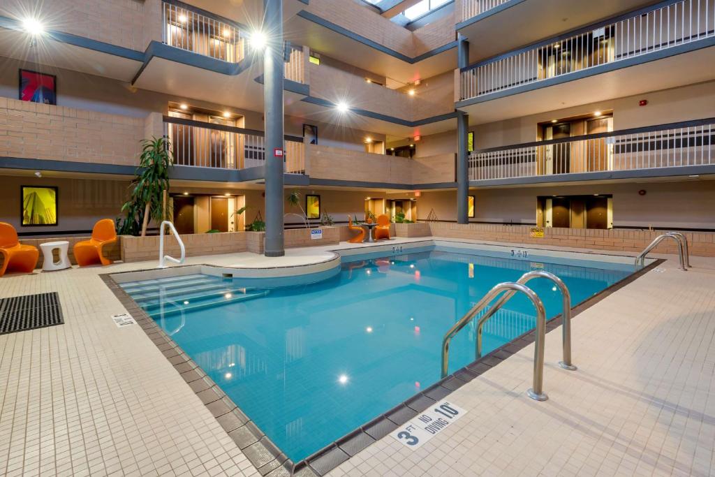 卡爾加里的住宿－鄉村公園貝斯特韋斯特優質酒店，酒店大堂的大型游泳池