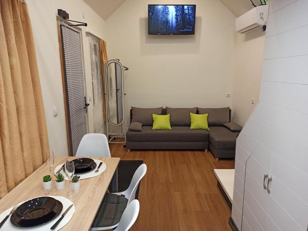 TV a/nebo společenská místnost v ubytování Tiny House