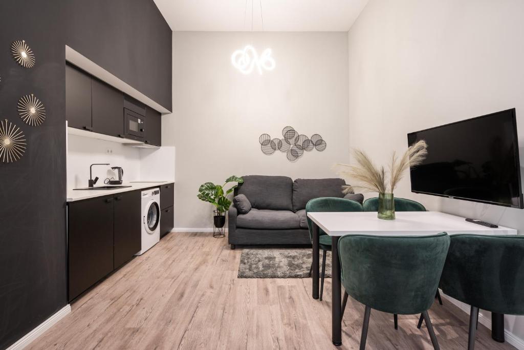 ein Wohnzimmer mit einem Tisch und einem Sofa in der Unterkunft A27- Boutique Apartments, Best Location. By BQA in Budapest