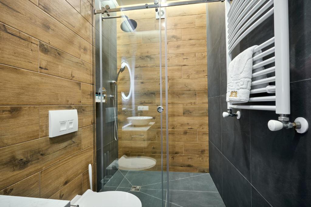 Koupelna v ubytování Olimp Hotel