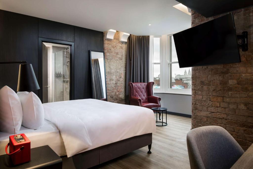 TV a/nebo společenská místnost v ubytování Radisson RED Hotel, Liverpool