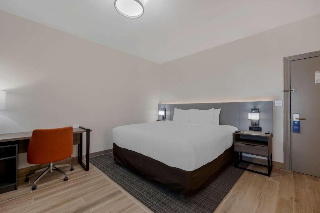 Postel nebo postele na pokoji v ubytování Comfort Inn
