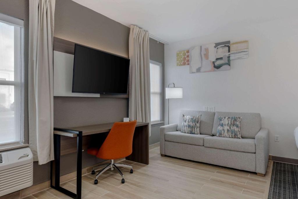 TV a/nebo společenská místnost v ubytování Comfort Inn