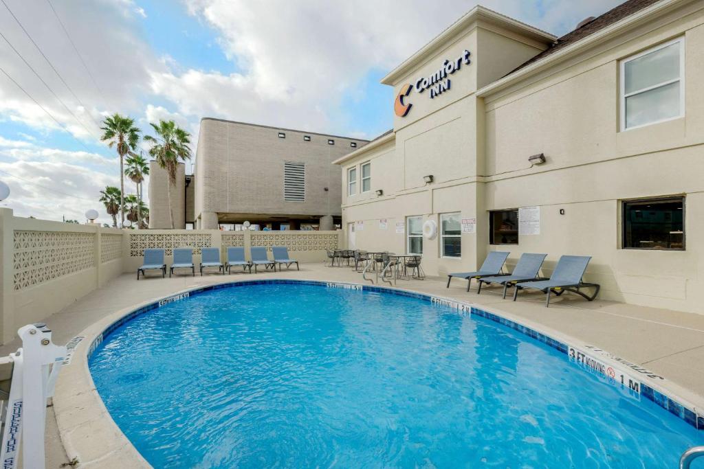 Bazén v ubytování Comfort Inn nebo v jeho okolí