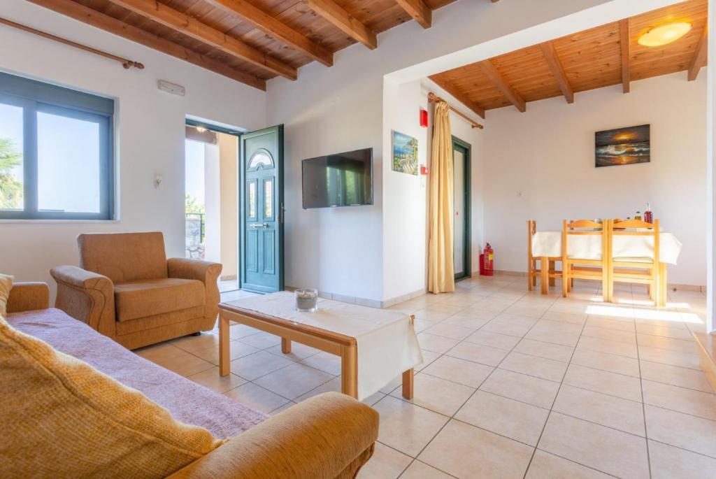 Telewizja i/lub zestaw kina domowego w obiekcie Spiros Beach Villa