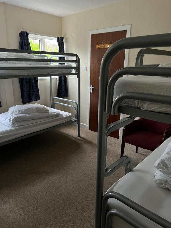 Postel nebo postele na pokoji v ubytování Saucy Mary's Hostel