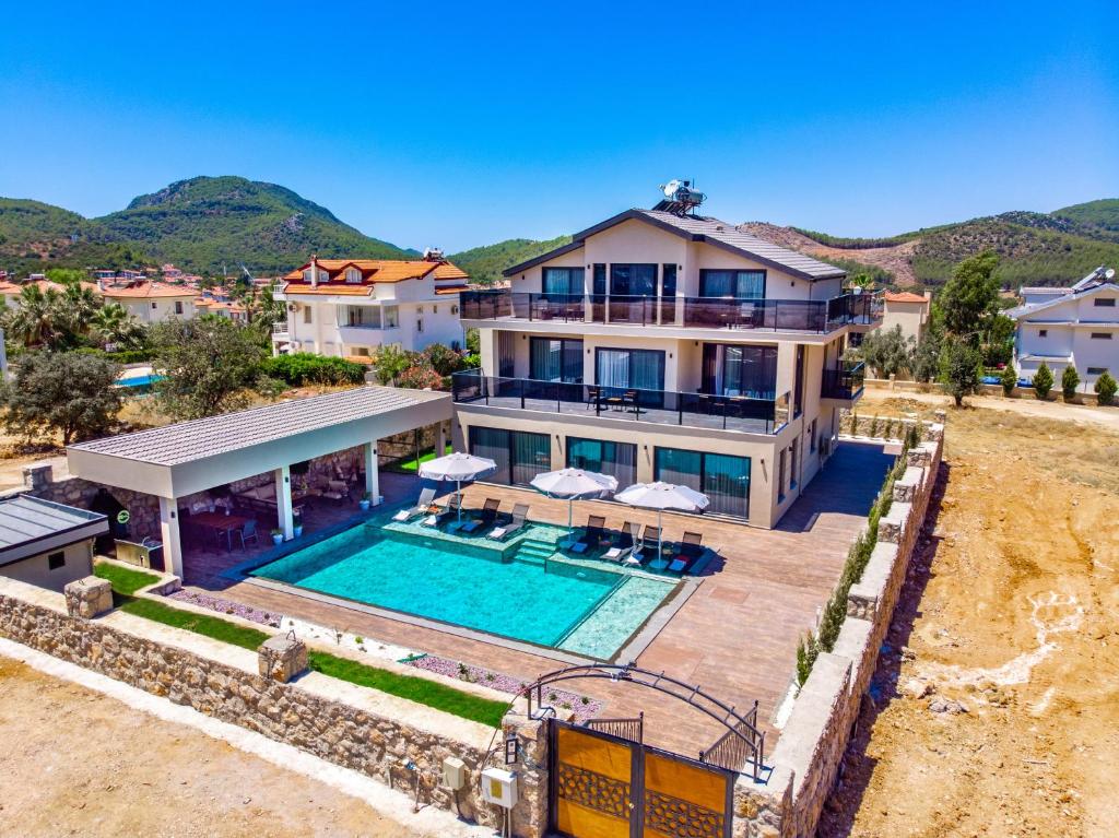 una vista aérea de una casa con piscina en Memories Palace Villa, en Fethiye
