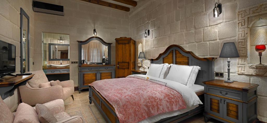 Postel nebo postele na pokoji v ubytování Seraphim Cave Suites & SPA