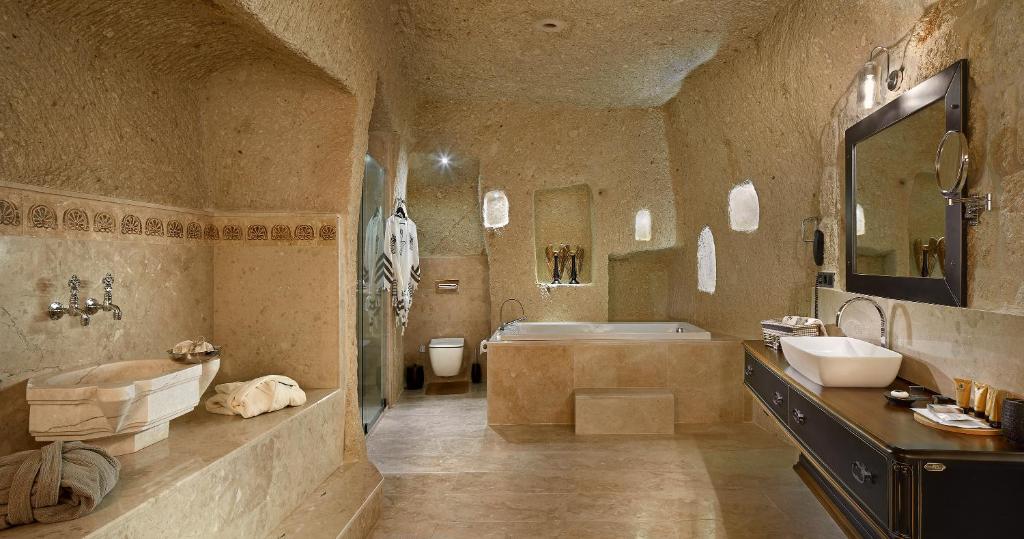 Koupelna v ubytování Seraphim Cave Suites & SPA