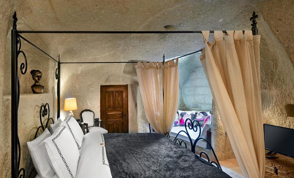 Postel nebo postele na pokoji v ubytování Seraphim Cave Suites & SPA