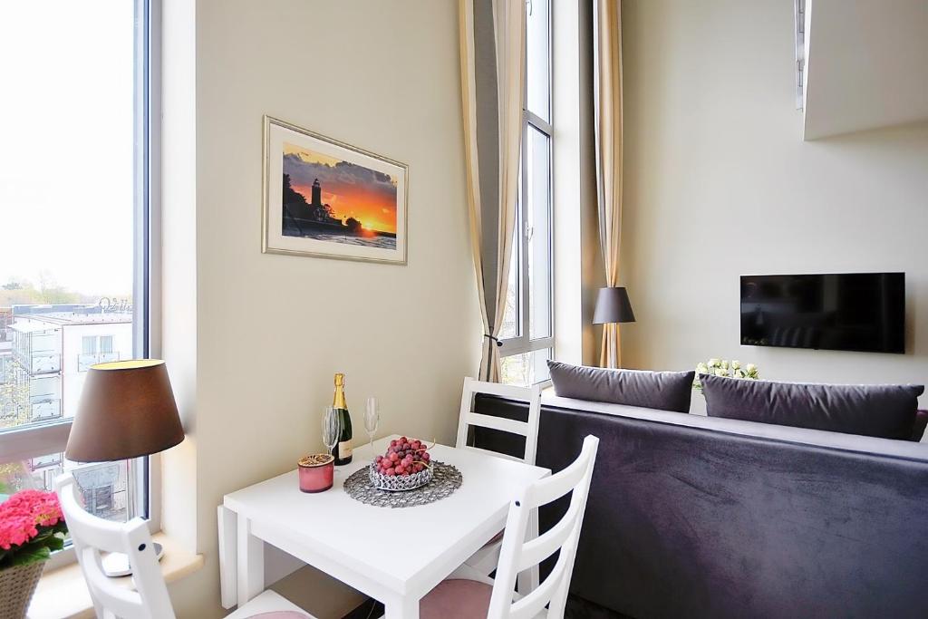 Televízia a/alebo spoločenská miestnosť v ubytovaní 408 w ROYAL TULIP SAND 200 m plaża prywatny DOBRUK APARTAMENTY