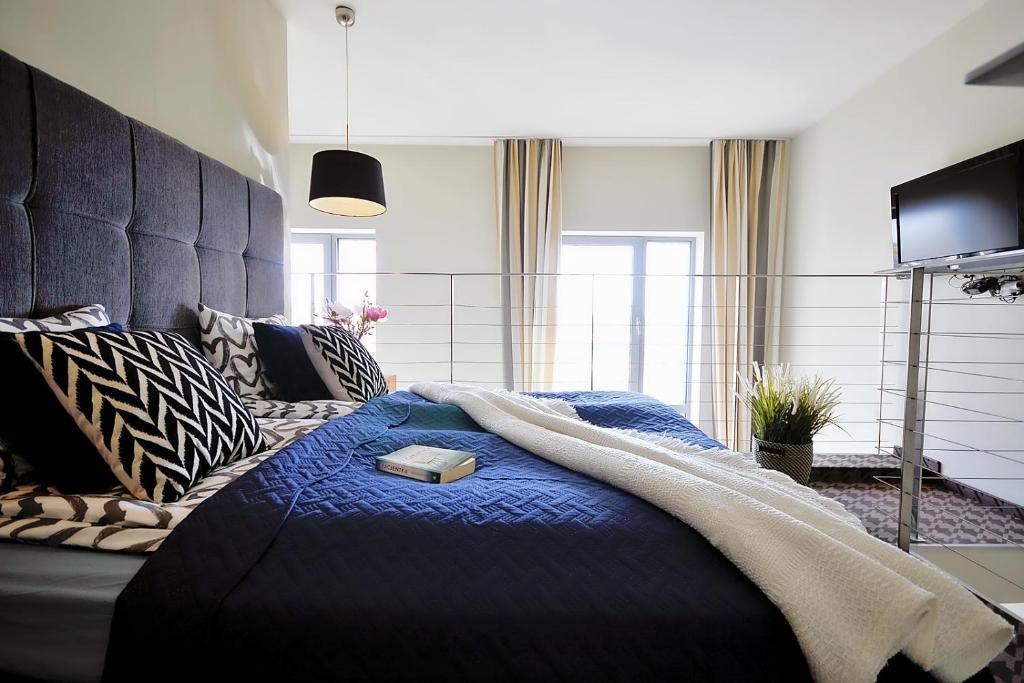 Posteľ alebo postele v izbe v ubytovaní 408 w ROYAL TULIP SAND 200 m plaża prywatny DOBRUK APARTAMENTY